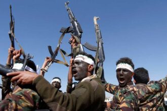 الحوثيون يعلنون تبني هجمات على المخا والخوخة والرياض تدين التصعيد وتدعو للانتقال من احتواء التهديد إلى معالجته