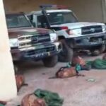 هجوم عنيف على قاعدة عسكرية يقتل عشرات الجنود ويتبناه تنظيم متطرف