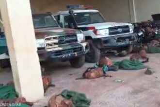 هجوم عنيف على قاعدة عسكرية يقتل عشرات الجنود ويتبناه تنظيم متطرف