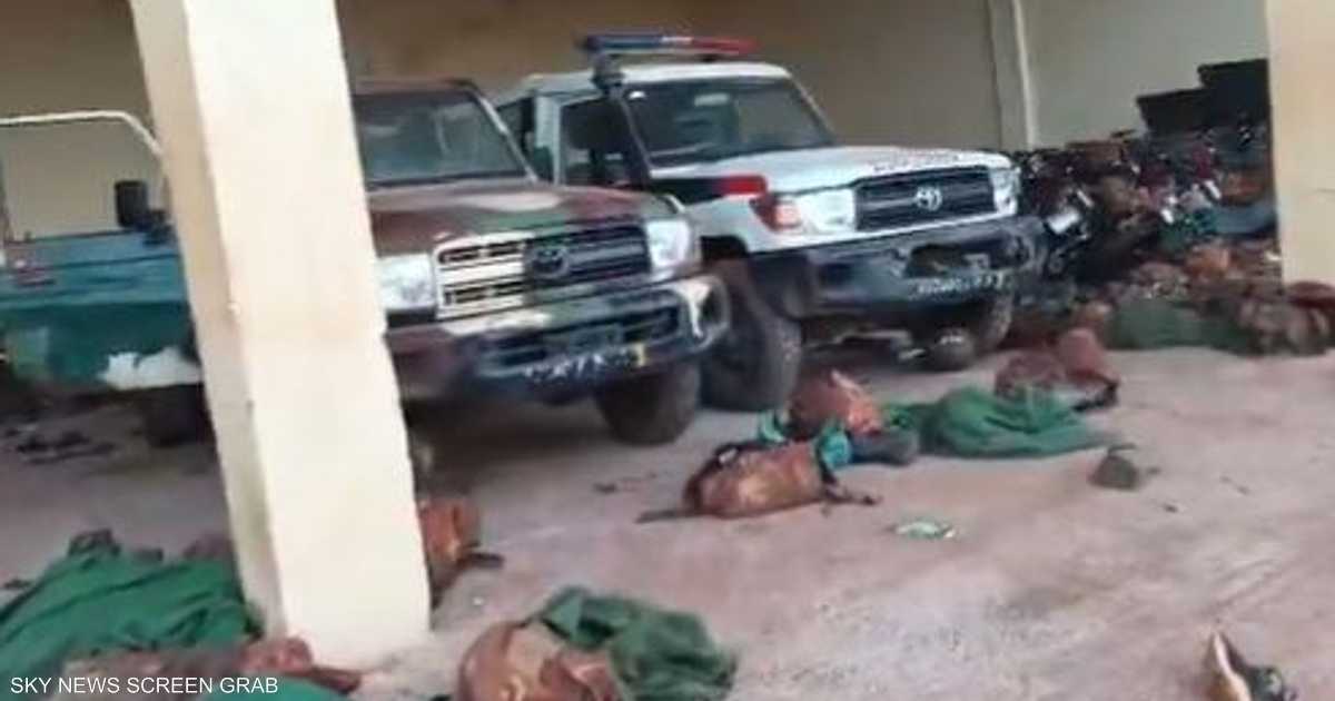 هجوم عنيف على قاعدة عسكرية يقتل عشرات الجنود ويتبناه تنظيم متطرف