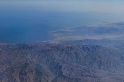 إيران تربط إعادة فتح ممر بحري بحيوي بشروط متعددة مقابل تمسك الولايات المتحدة بضمان حرية الملاحة.