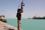 الحوثيون يشنون هجوماً باستخدام صواريخ وطائرات مسيّرة على ميناء المخا والمنشآت المدنية والعسكرية اليمنية، أسفر عن قتلى وإصابات.