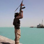 الحوثيون يشنون هجوماً باستخدام صواريخ وطائرات مسيّرة على ميناء المخا والمنشآت المدنية والعسكرية اليمنية، أسفر عن قتلى وإصابات.