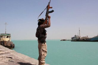 الحوثيون يشنون هجوماً باستخدام صواريخ وطائرات مسيّرة على ميناء المخا والمنشآت المدنية والعسكرية اليمنية، أسفر عن قتلى وإصابات.