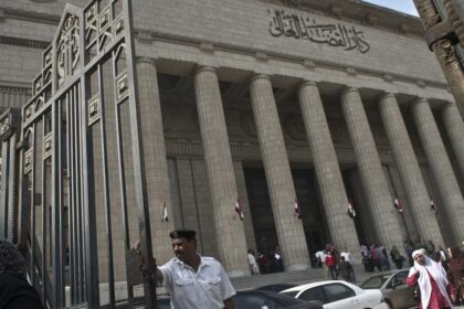 محكمة جنايات دمنهور تدين طالباً بابتزاز قريبته باستخدام تقنيات الذكاء الاصطناعي وتطالب قانوناً ينظمها