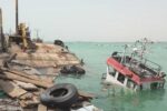 أضرار واسعة بميناء المخا وتسجيل قتلى وإصابات جراء هجمات صاروخية ومسيّرات الحوثي