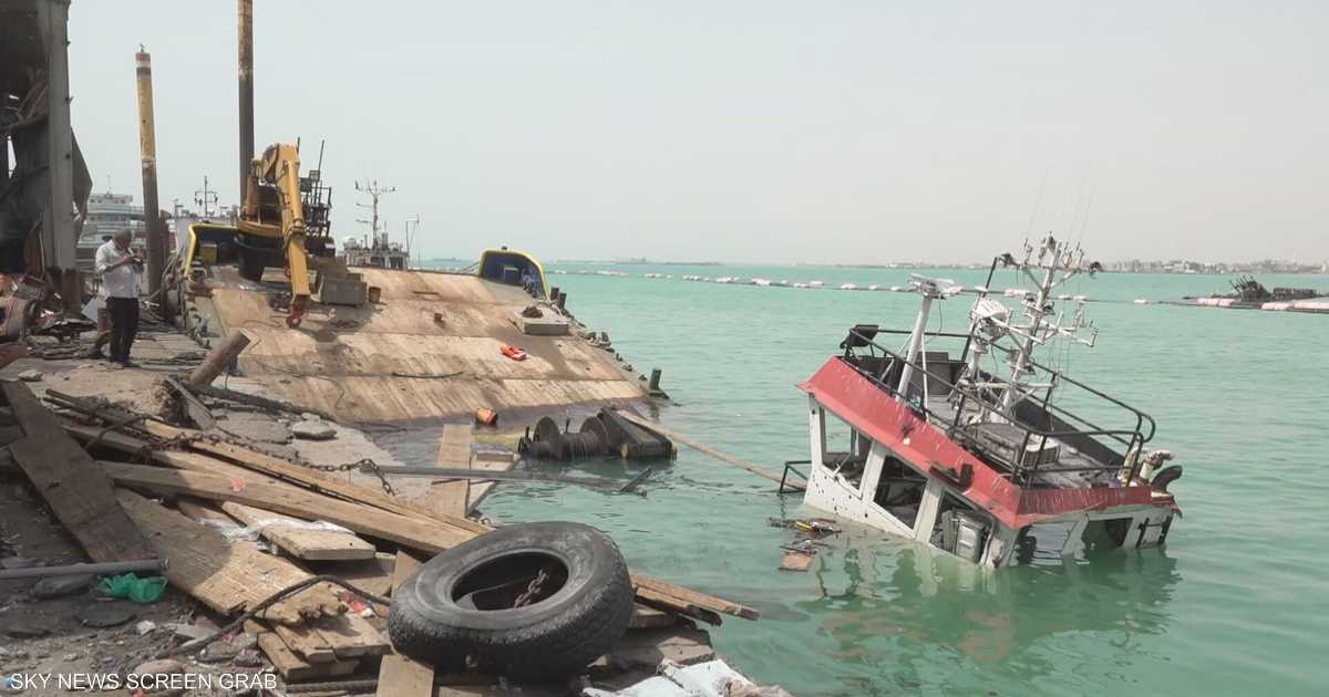أضرار واسعة بميناء المخا وتسجيل قتلى وإصابات جراء هجمات صاروخية ومسيّرات الحوثي