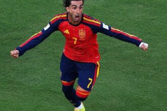 برشلونة وسان جرمان يواصلان مفاوضات انتقال توريس مع خلاف على شروط الصفقة