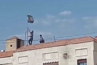 مجموعات تهاجم مقرات أمن داخلي في الحسكة والقامشلي وتنزع العلم السوري، وقوات الأمن تعزز انتشارها