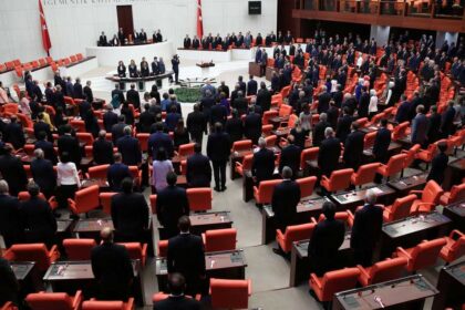 برلمان تركيا يصوت لصالح قانون إعادة تأهيل مقاتلي حزب العمال الكردستاني بشرط تسليم الأسلحة