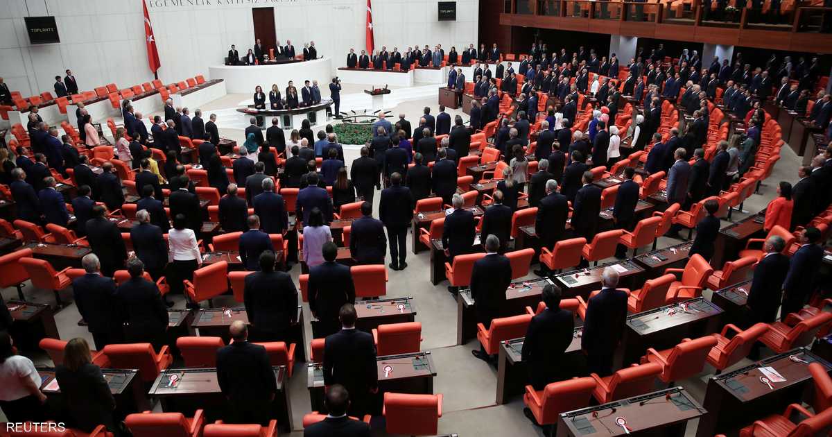 برلمان تركيا يصوت لصالح قانون إعادة تأهيل مقاتلي حزب العمال الكردستاني بشرط تسليم الأسلحة