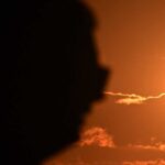 الكسوف الجزئي للشمس يبدأ بعد العصر ويصل ذروته مساء اليوم
