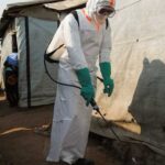 إيبولا تودي بحياة 2011 شخصاً وتسجل 4381 إصابة مؤكدة في تفشي جماعي.