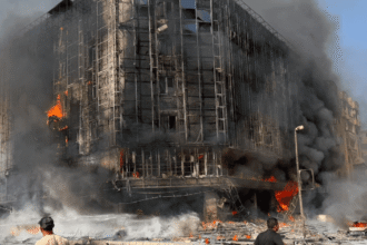 اندلع حريق واسع في عقار سكني بحدائق الأهرام يصيب 9 أشخاص.