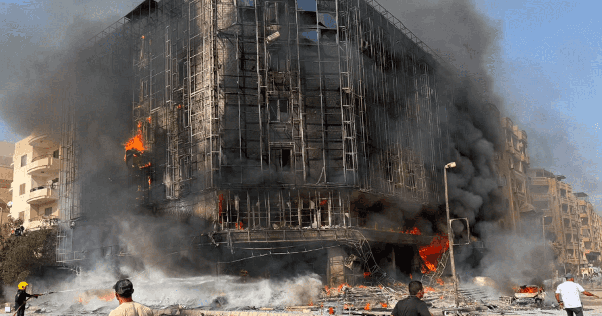 اندلع حريق واسع في عقار سكني بحدائق الأهرام يصيب 9 أشخاص.