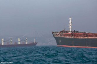 مروحية أميركية تطلق النار على سفينة تجاهلت تحذيرات الحصار البحري الإيراني.