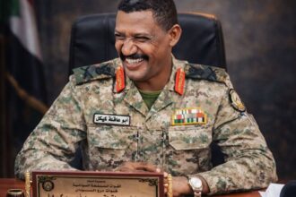 تكريم اللواء أبو عاقلة كيكل من كلية القيادة والأركان تقديراً لجهوده الوطنية.