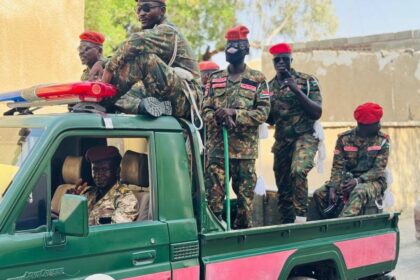 شرطة عسكرية تفرض النظام في أسواق وأحياء بورتسودان.