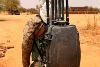 القوات المسلحة السودانية تُسقط منظومة تشويش صينية الصنع من حوزة مليشيا الدعم السريع.