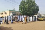 تدفق المواطنين على فروع بنك الخرطوم لتحديث بياناتهم قبل موعد الإغلاق.