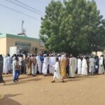 تدفق المواطنين على فروع بنك الخرطوم لتحديث بياناتهم قبل موعد الإغلاق.