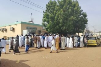 تدفق المواطنين على فروع بنك الخرطوم لتحديث بياناتهم قبل موعد الإغلاق.