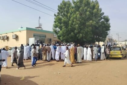 تدفق المواطنين على فروع بنك الخرطوم لتحديث بياناتهم قبل موعد الإغلاق.