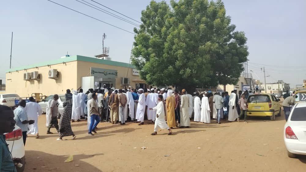 تدفق المواطنين على فروع بنك الخرطوم لتحديث بياناتهم قبل موعد الإغلاق.