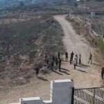 حصار مستوطنين يهدد عائلات فلسطينية في قصرة ويؤدي إلى حصارهم في منازلهم