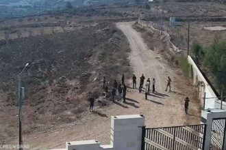 حصار مستوطنين يهدد عائلات فلسطينية في قصرة ويؤدي إلى حصارهم في منازلهم
