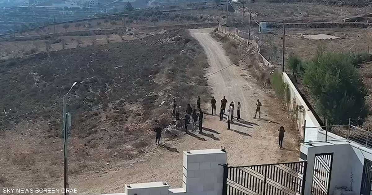 حصار مستوطنين يهدد عائلات فلسطينية في قصرة ويؤدي إلى حصارهم في منازلهم