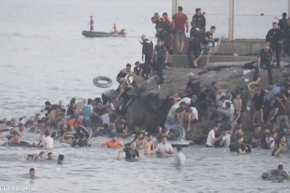 خطة إسبانيا لإيواء آلاف المهاجرين في سبتة بالمستودعات.