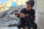 عائلات فلسطينية تستخدم أدوات يدوية للبحث عن رفات ذويها تحت الأنقاض بعد نحو عامين من الحرب.