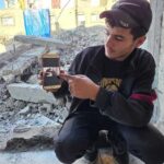 عائلات فلسطينية تستخدم أدوات يدوية للبحث عن رفات ذويها تحت الأنقاض بعد نحو عامين من الحرب.