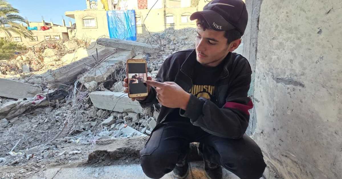 عائلات فلسطينية تستخدم أدوات يدوية للبحث عن رفات ذويها تحت الأنقاض بعد نحو عامين من الحرب.