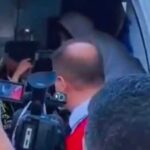 طالبة كفيفة تتسلم شهادة تخرجها داخل سيارة إسعاف بعد وعكة صحية مفاجئة