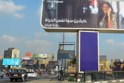 النائب العام يأمر بإحالة شكاوى تسجيل خطوط المحمول ببيانات غير حقيقية لنيابة الاقتصاد والغسل المالي للتحقيق.