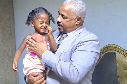 القنصل السوداني يتفقد أطفال صفاء إبراهيم اليتامى ويعد بمتابعة علاجهم.