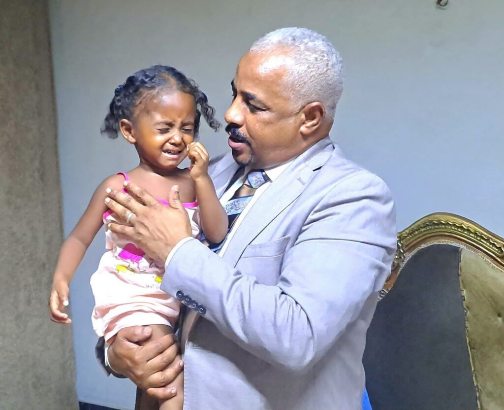 القنصل السوداني يتفقد أطفال صفاء إبراهيم اليتامى ويعد بمتابعة علاجهم.