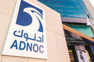 استهداف سفينة جديدة وسط تأكيد الشركة السيطرة على الوضع
