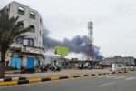 الحوثيون يطلقون كمًا من الصواريخ والمسيرات على المخا يفوق ما أطلقوا عليه طوال عام من الحرب على إسرائيل