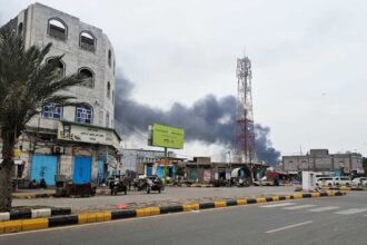 الحوثيون يطلقون كمًا من الصواريخ والمسيرات على المخا يفوق ما أطلقوا عليه طوال عام من الحرب على إسرائيل