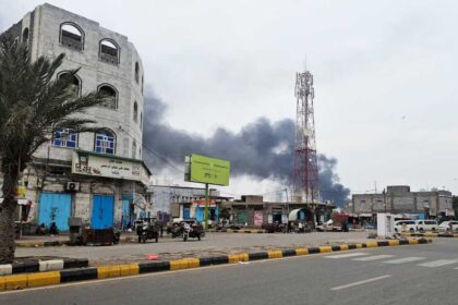 الحوثيون يطلقون كمًا من الصواريخ والمسيرات على المخا يفوق ما أطلقوا عليه طوال عام من الحرب على إسرائيل