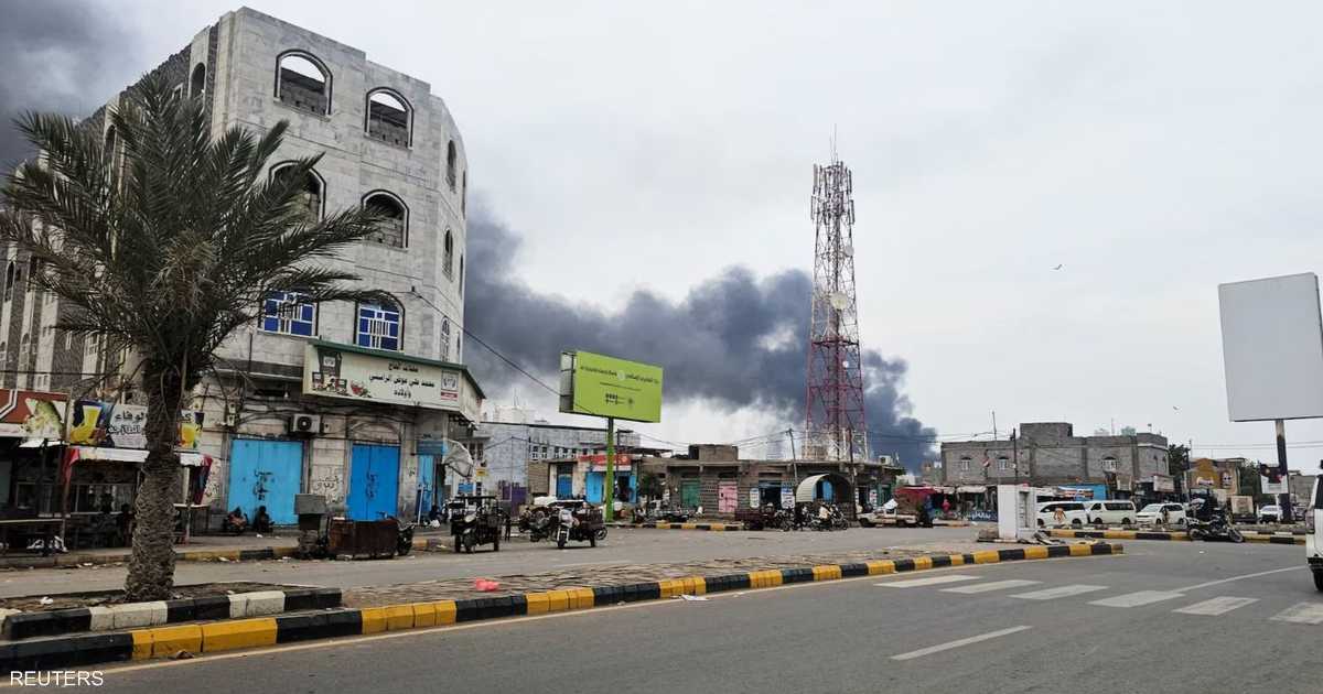الحوثيون يطلقون كمًا من الصواريخ والمسيرات على المخا يفوق ما أطلقوا عليه طوال عام من الحرب على إسرائيل
