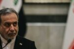 ظريف يؤكد على أهمية مفاوضات عمان لممر ملاحي آمن عبر مضيق هرمز