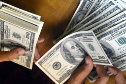 السوق السوداني الموازي يشهد استقرار نسبي لأسعار الدولار.