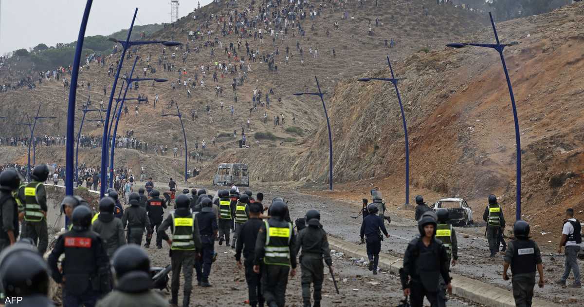 الموقف الأمني عند معابر سبتة ومليلية عادي بعد تجمع مهاجرين جنوب الصحراويين