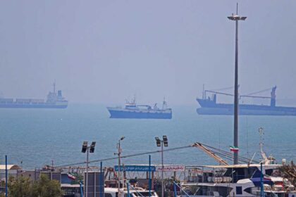 مضيق هرمز يشهد تحسناً طفيفاً في حركة الملاحة البحرية