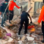زلزال قوي يضرب إندونيسيا ويسفر عن قتلى ومصابين وتضرر أبراج ومرافق عامة.