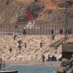مهاجرون غالبيتهم من إفريقيا جنوب الصحراء يلقون القبض عليهم أثناء تجمعهم قرب مدينة الفنيدق المغربية.